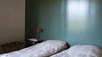 Iron/ironing board, bed sheets