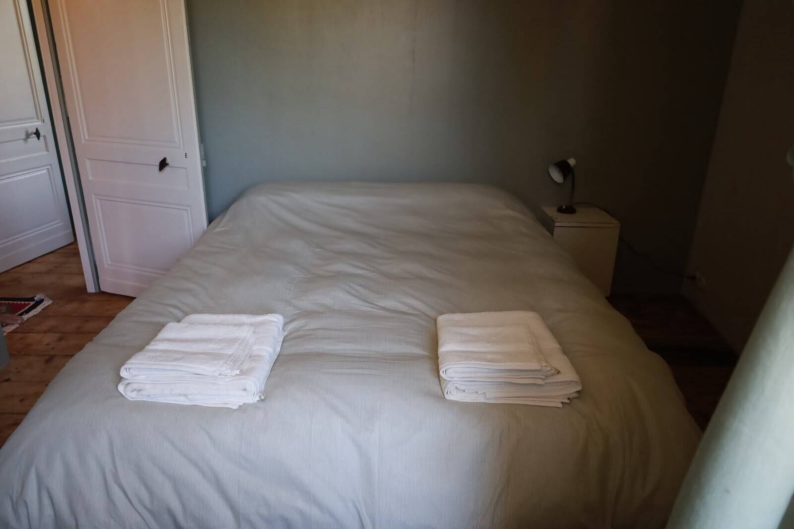 4 bedrooms, iron/ironing board, bed sheets