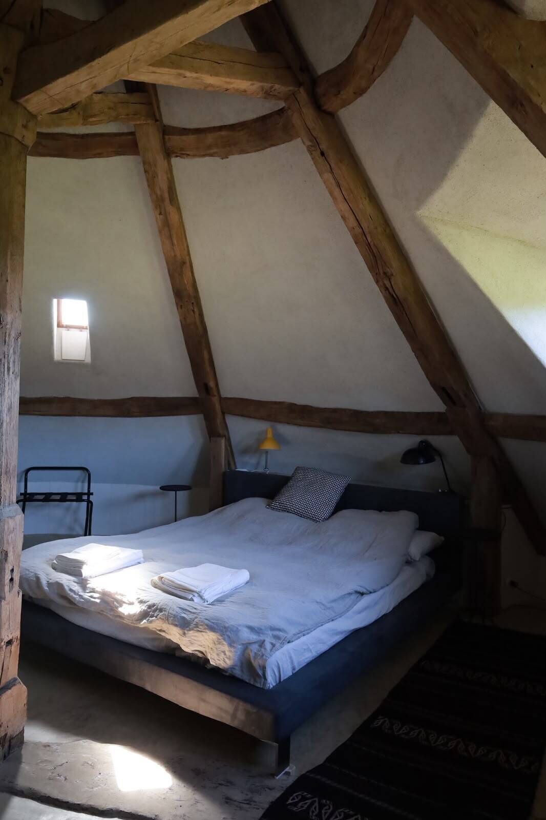 4 bedrooms, iron/ironing board, bed sheets