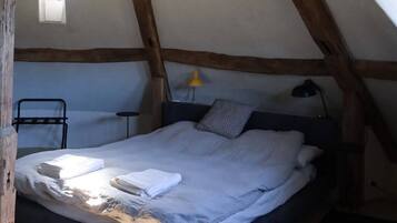 4 bedrooms, iron/ironing board, bed sheets
