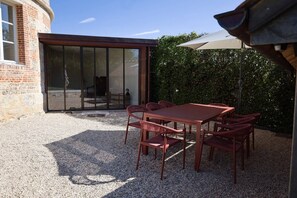 Outdoor dining - The Manor's Dovecote (Grainville-Ymauville)