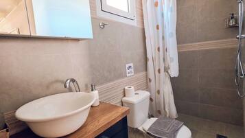 Deluxe-Apartment, Stadtblick | Badezimmer | Dusche, Haartrockner, Seife, Shampoo