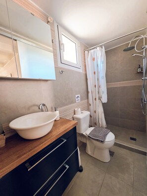 Deluxe-Apartment, Stadtblick | Badezimmer | Dusche, Haartrockner, Seife, Shampoo