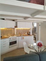 Refrigerador, horno, placa de cocina, utensilios de cocina