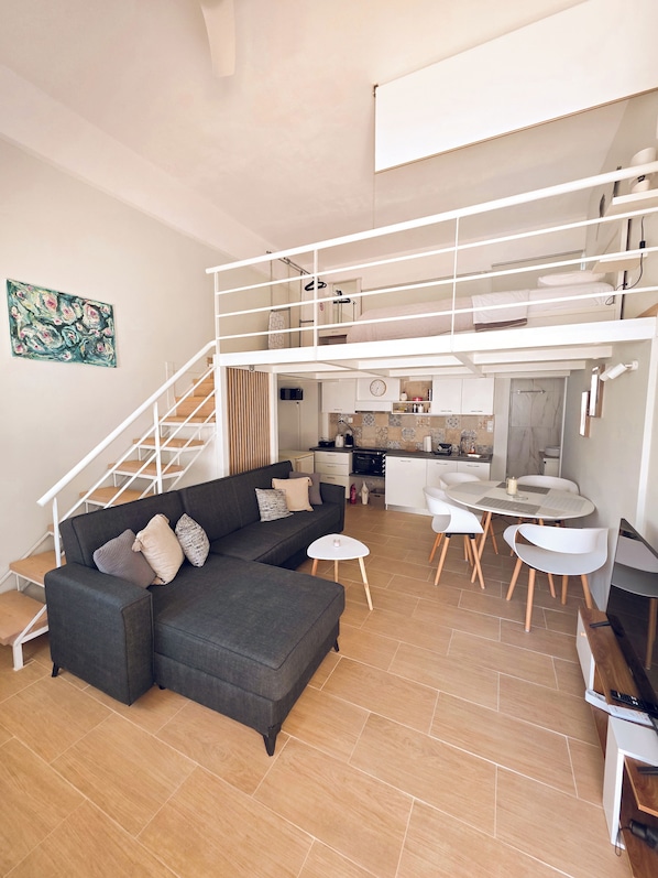 Deluxe Apartment, City View | Blackout curtains, iron/ironing board, free WiFi
