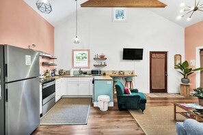 Wasserkocher mit Kaffee-/Teezubehör, Kühlschrank, Mikrowelle, Ofen