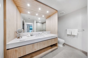 Apartment, Balkon, Stadtblick | Badezimmer | Dusche, kostenlose Toilettenartikel, Haartrockner, Handtücher