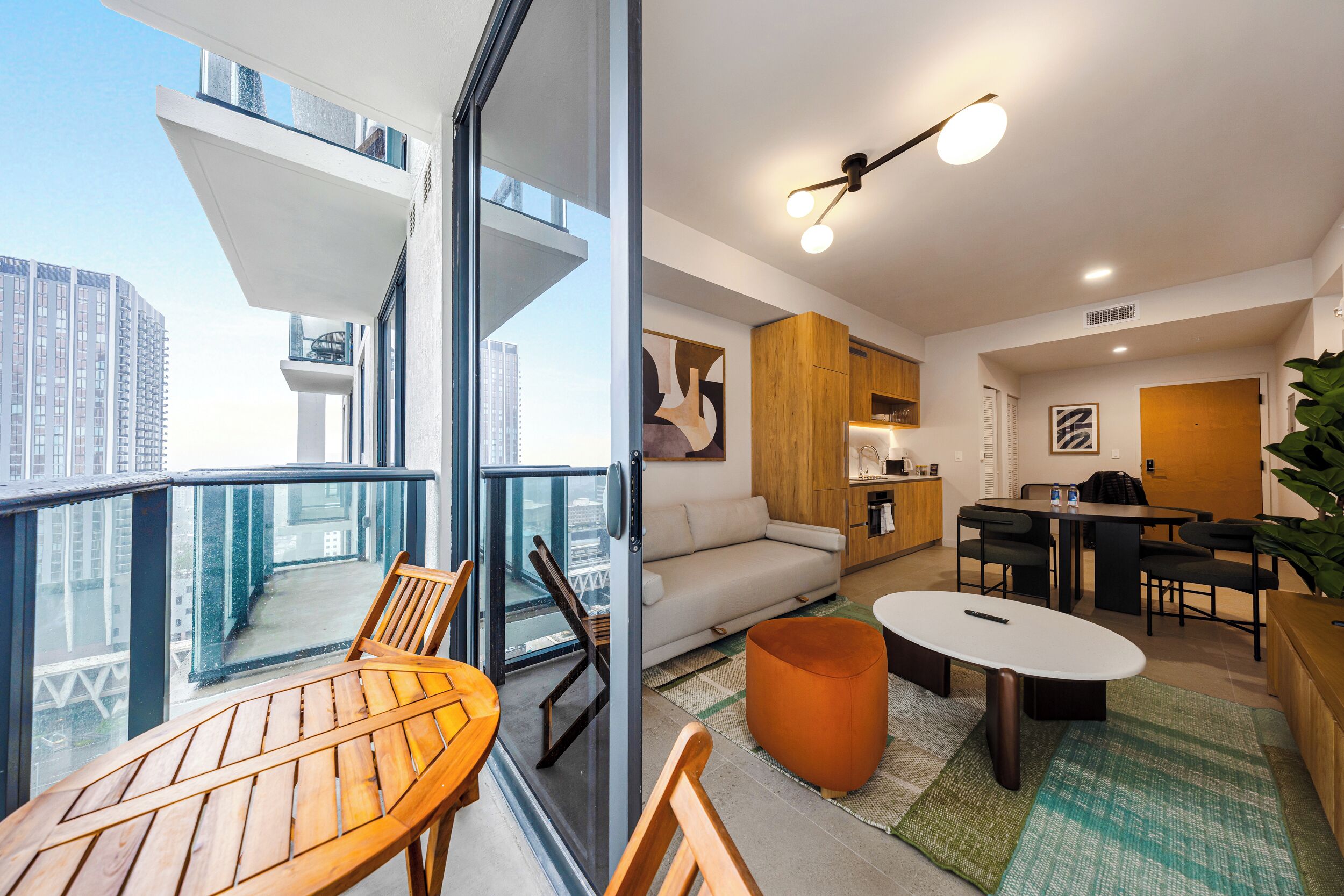 Apartment, Balkon, Stadtblick | Wohnbereich | 36-Zoll-Smart-TV mit Kabelempfang