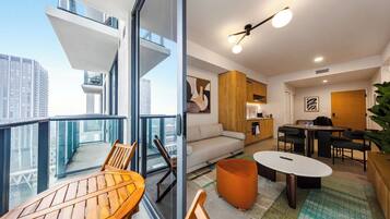 Apartment, Balkon, Stadtblick | Wohnbereich | 36-Zoll-Smart-TV mit Kabelempfang