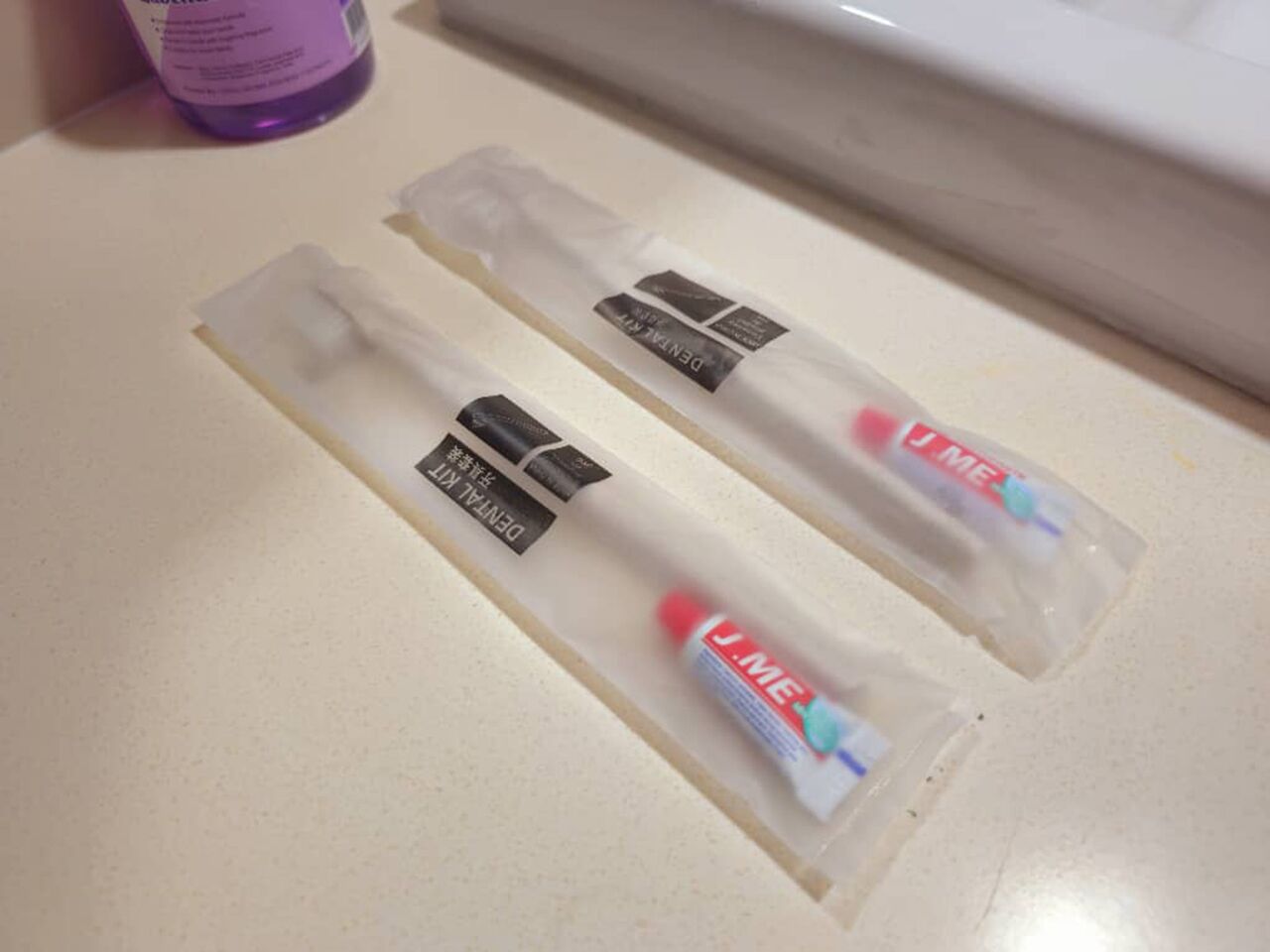 Dos estuches de hilo dental sobre una encimera.