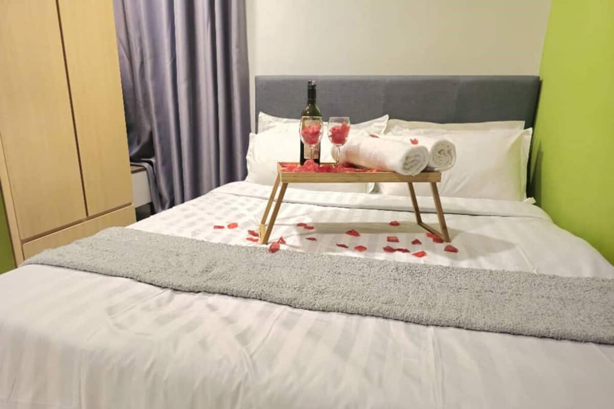 Deluxe Condo, 1 Bedroom, Non Smoking | Iron/ironing board, WiFi (free)