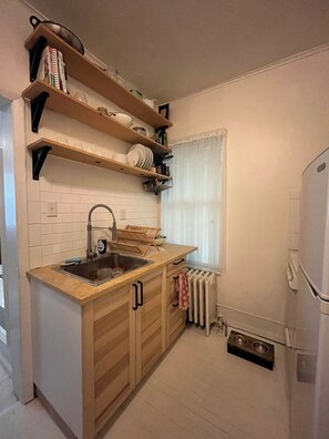 Private kitchen - Charming Woodstock Studio Full Kitchen Historic Catskills Retreat (Lake Hill)