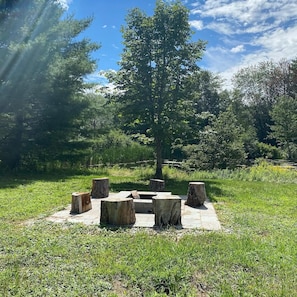 Property grounds - Charming Woodstock Studio Full Kitchen Historic Catskills Retreat (Lake Hill)