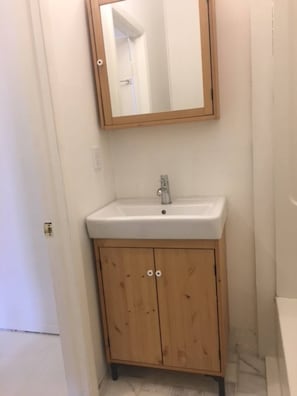 Bathroom - Charming Woodstock Studio Full Kitchen Historic Catskills Retreat (Lake Hill)