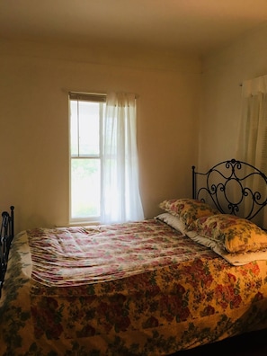 Room - Charming Woodstock Studio Full Kitchen Historic Catskills Retreat (Lake Hill)