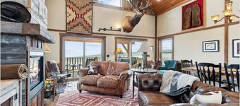 Red Mountain Ranch with Bitterroot Views in charming Stevensville