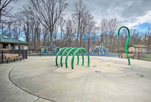 Un parc équipé d’installations d’exercice, de bancs et d’un bâtiment doté d’un toit végétalisé.