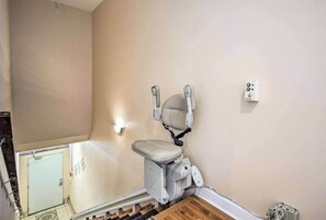 Un baño con inodoro, ducha y bañera.