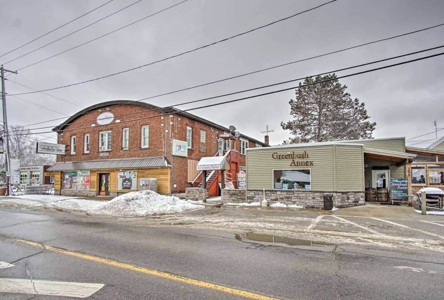 Un bâtiment en briques avec une enseigne indiquant « Greenbush Annex » et une petite structure adjacente.