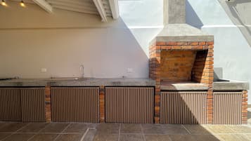 Een keuken met een ingebouwde bakoven, een spoelbak en een raam met uitzicht op een terras.