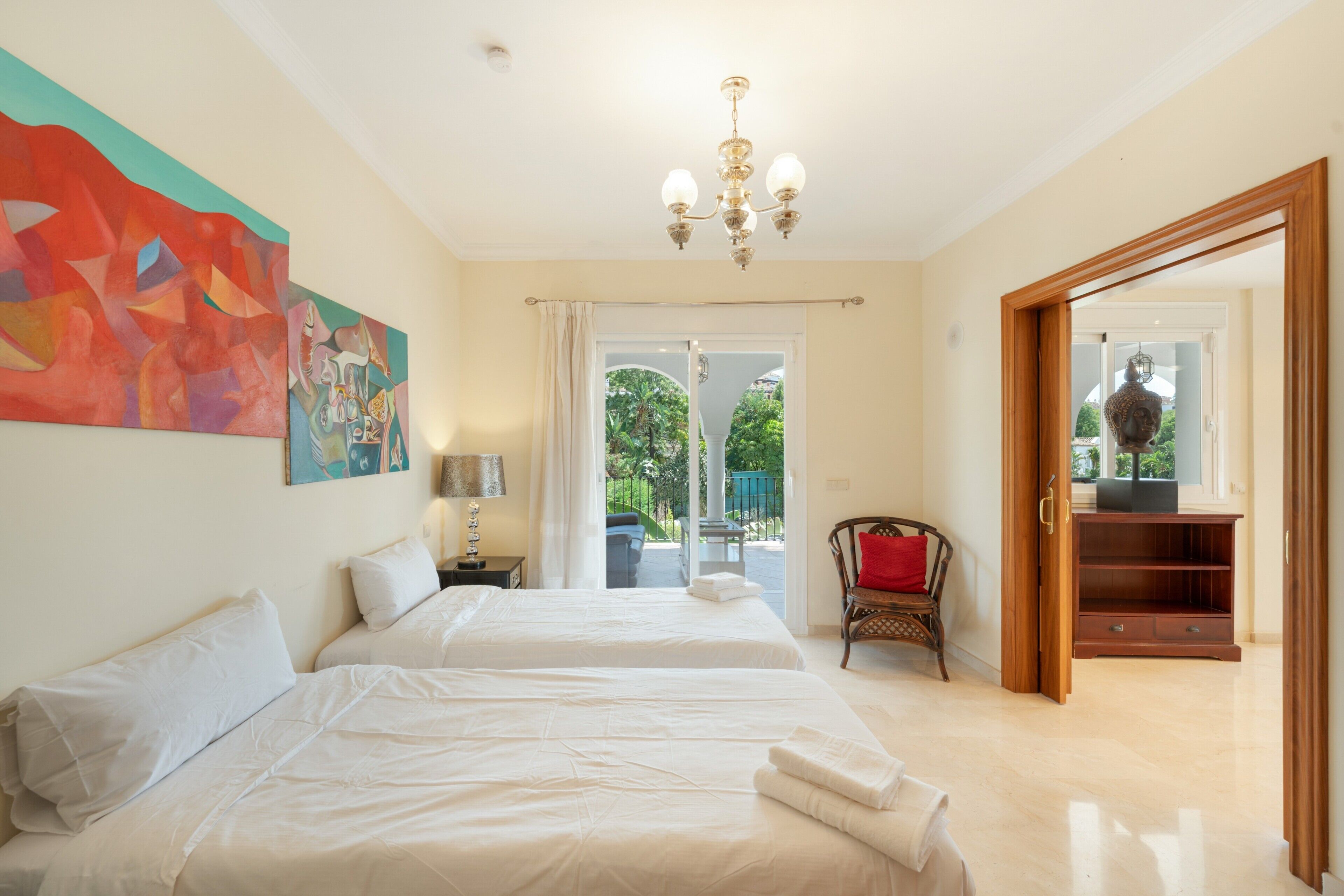 6 chambres, fer et planche à repasser, Wi-Fi, draps fournis