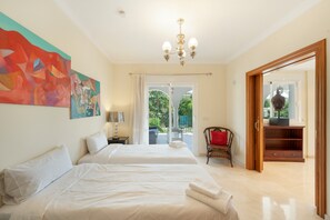 6 bedrooms, iron/ironing board, WiFi, bed sheets