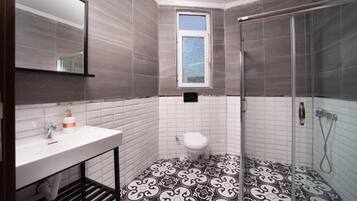 Superior Triple Room, Balcony, City View | Bilik Mandi | Kelengkapan dandanan diri percuma, pengering rambut, sabun, syampu