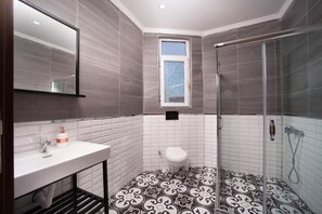 Superior-Dreibettzimmer, Balkon, Stadtblick | Badezimmer | Kostenlose Toilettenartikel, Haartrockner, Seife, Shampoo
