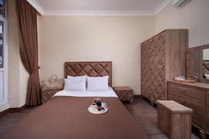 Deluxe-Doppelzimmer, Balkon, Stadtblick | Schreibtisch, kostenloses WLAN