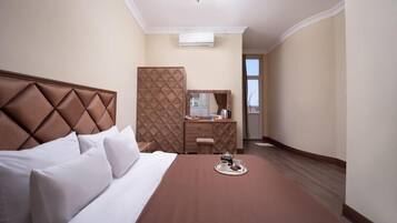 Deluxe Double Room, Balcony, City View | Meja, Wi-fi percuma