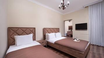 Superior Triple Room, Balcony, City View | Meja, Wi-fi percuma