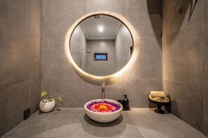 Shower, towels, soap, shampoo - Villa Aditya Seminyak (Badung)