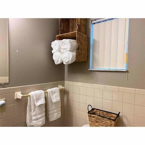 Bathroom - Crescent Fish Camp Resort & Marina (Crescent City)