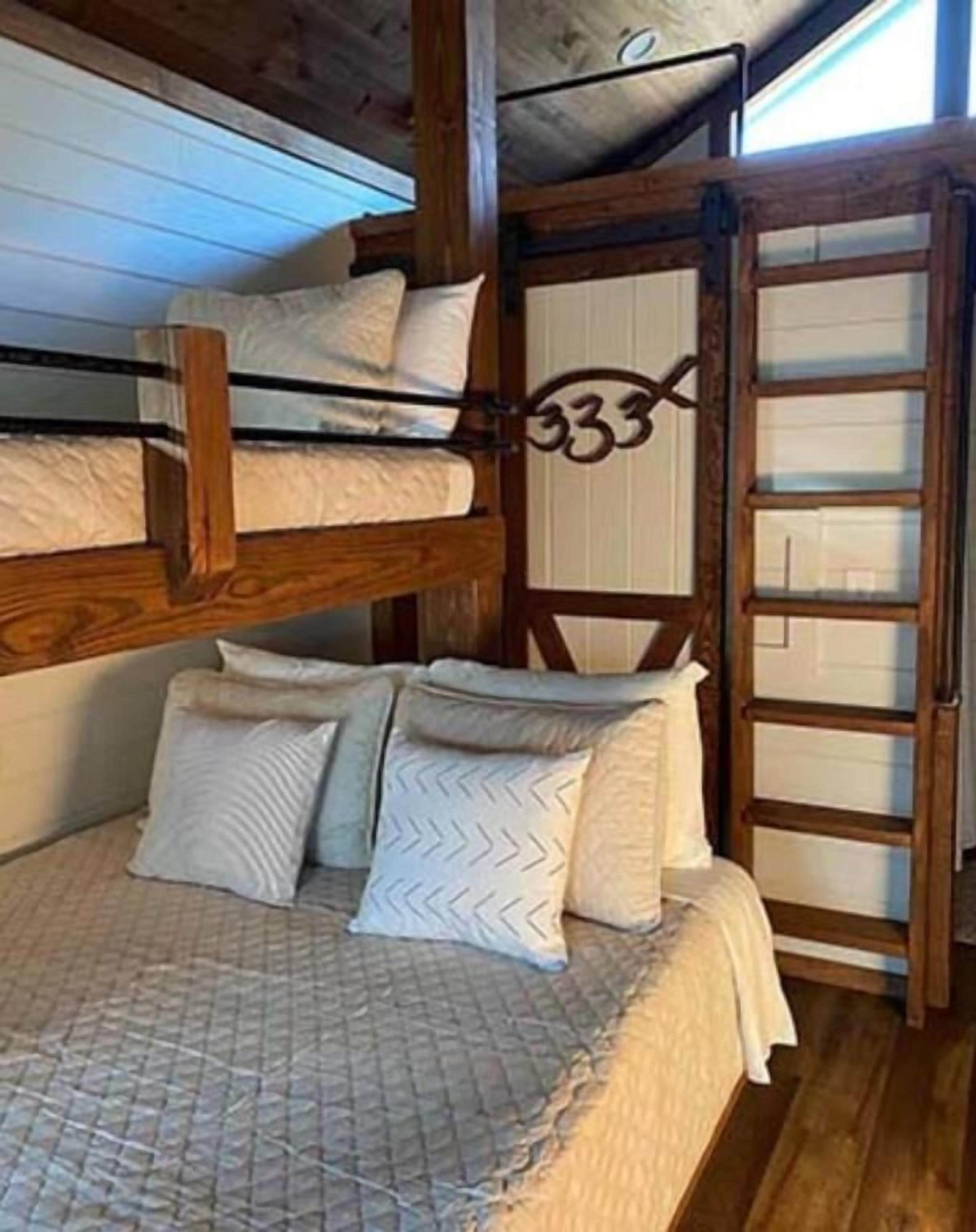 Cabin, Balcony, Lake View | Free WiFi