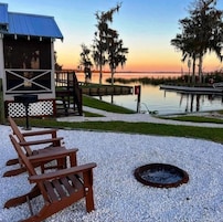 Cabaña, balcón, vistas al lago | Jardines del alojamiento