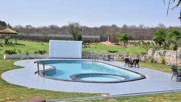 15 piscinas techadas, 15 piscinas al aire libre