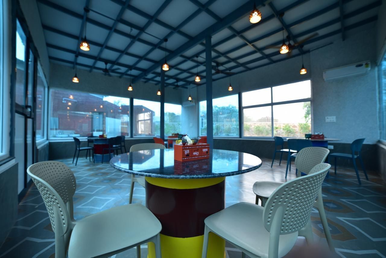 Room, Balcony, Pool View | Tempat makan