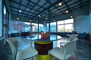 Room, Balcony, Pool View | Tempat makan