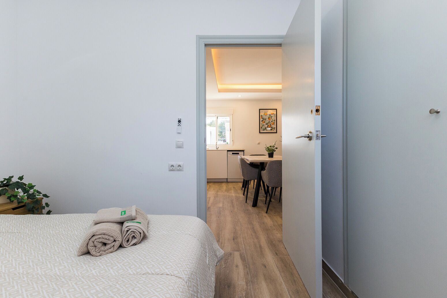 3 slaapkamers, een strijkplank/strijkijzer, internet, beddengoed