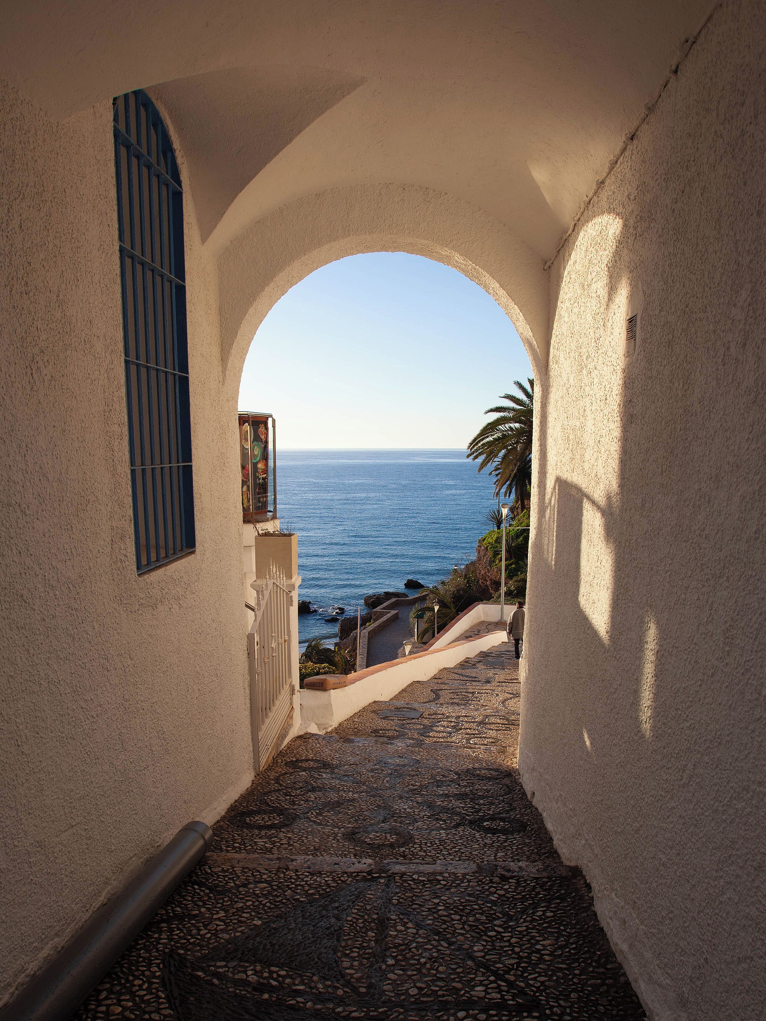 Una scala in pietra conduce a una vista sulla costa.