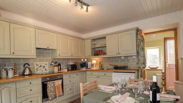Dishwasher, cookware/dishes/utensils