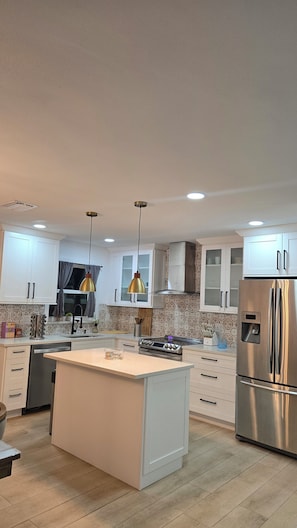 Coffee/tea maker, fridge, microwave, oven