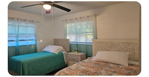2 bedrooms, desk, iron/ironing board, free WiFi - Escape, explore, tranquility, frappé (Clearwater)