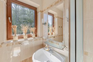 House | Bathroom - Large, Comfortable Holiday Home With a Garden (Drawno)