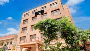 Un edificio de varios pisos con un letrero que dice 'Collection'.
