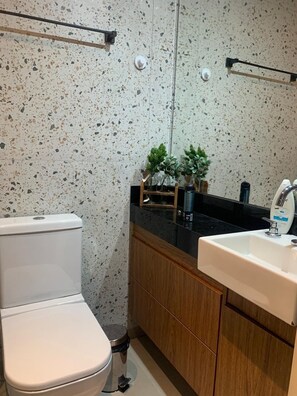 Haartrockner, Handtücher, Toilettenpapier