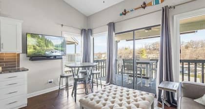 Peaceful 1-bedroom condo with main channel view in Osage Beach