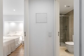 Shower, hair dryer, towels - Rossio Boutique Apartment 2 (Lisbon)