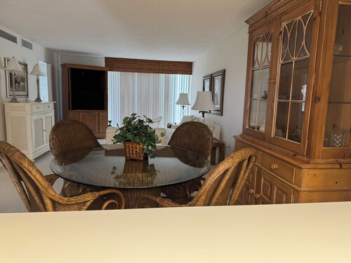 Rent full year 2 bedroom condo in Cape Coral .  On canal and river Walk to park.