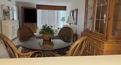 Rent full year 2 bedroom condo in Cape Coral . On canal and river Walk to park.